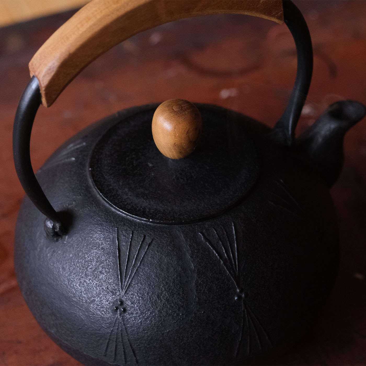 【ふるさと納税】『数量限定』南部鉄器 鉄瓶(気づかい)丸形松 1.25L【IH対応】 IH調理器 ih 伝統工芸品 やかん ケトル キッチン用品 食器 日用品 雑貨 工房和秋 岩手県平泉町