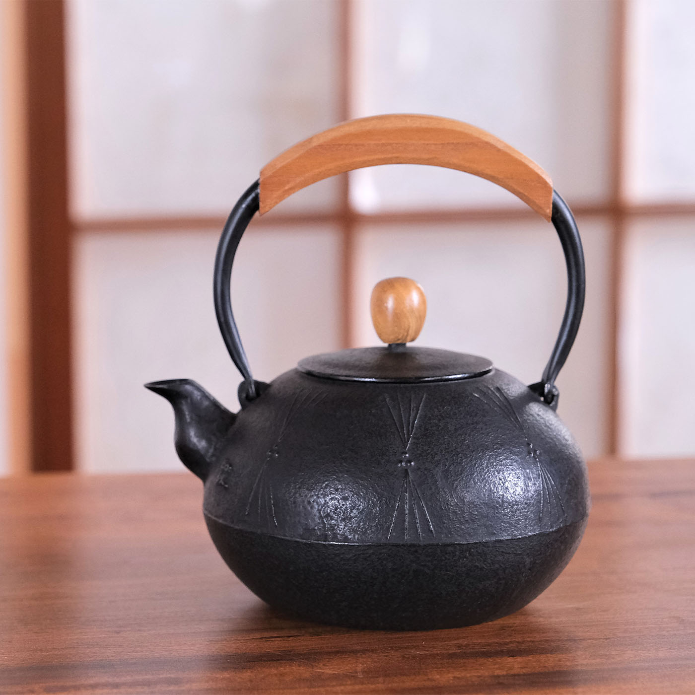 【ふるさと納税】『数量限定』南部鉄器 鉄瓶(気づかい)丸形松 1.25L【IH対応】 IH調理器 ih 伝統工芸品 やかん ケトル キッチン用品 食器 日用品 雑貨 工房和秋 岩手県平泉町