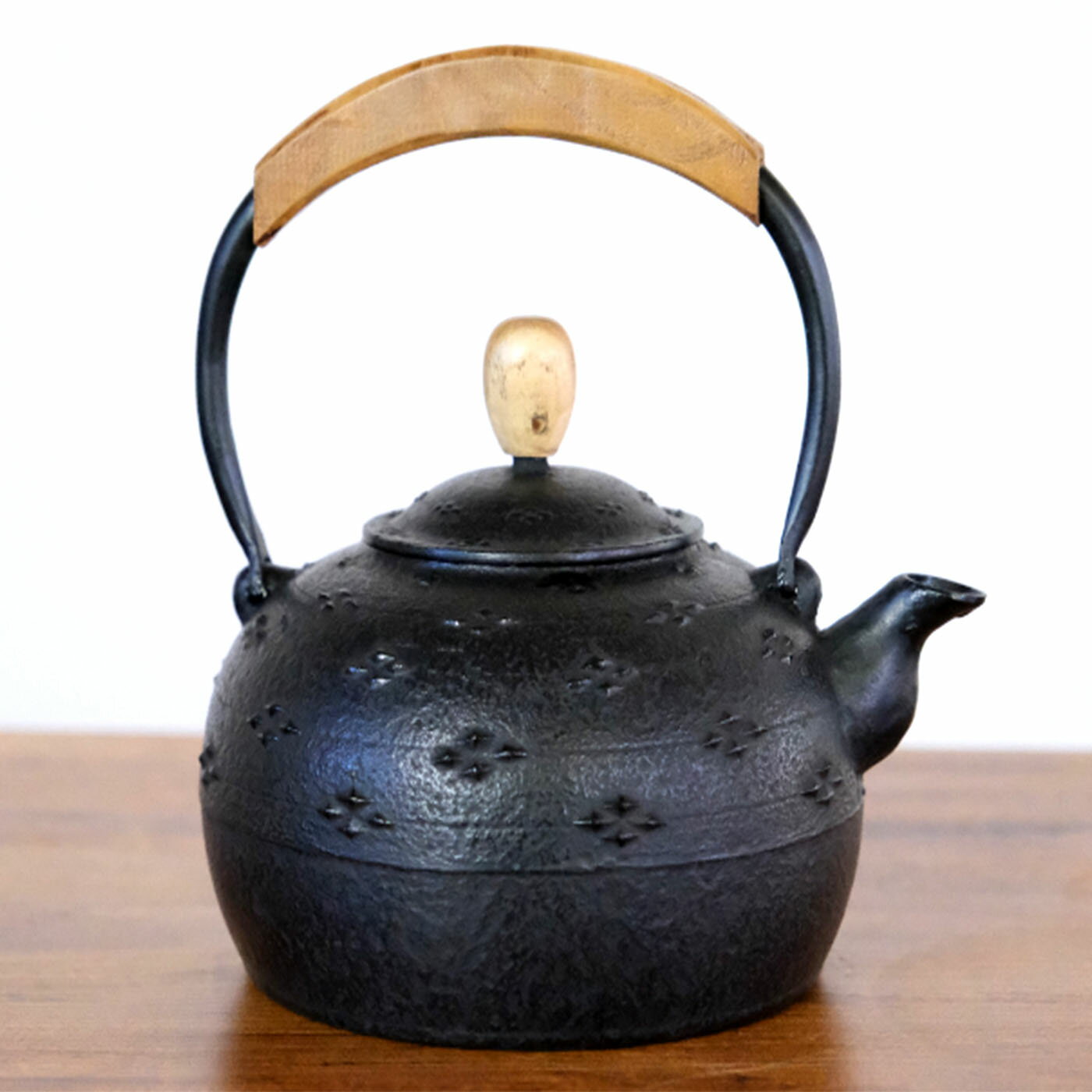 【ふるさと納税】 南部鉄器 鉄瓶(気づかい)菱アラレ 1.25L 【IH対応】 IH調理器 ih 伝統工芸品 やかん ケトル キッチン用品 食器 日用品 雑貨 伝統 職人 工房和秋 送料無料 岩手県平泉町
