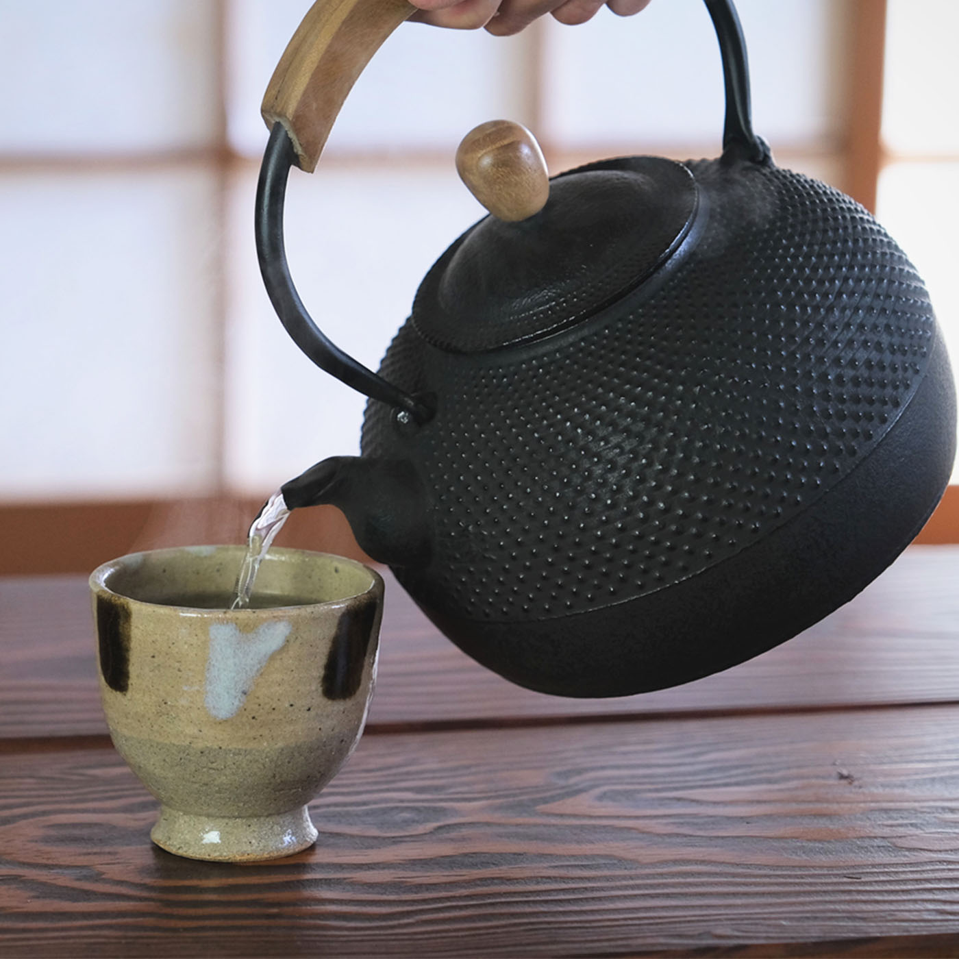 【ふるさと納税】『数量限定』南部鉄器 鉄瓶 (気づかい) 平丸アラレ【IH対応】【選べる内容量 1L〜1.6L】IH調理器 ih 伝統工芸品 やかん ケトル キッチン用品 食器 日用品 雑貨 伝統 職人 工房和秋 送料無料 岩手県平泉町